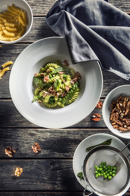 Fusilli-Nudeln mit grünem Erbsenschinken und Walnüssen. italienische oder mediterrane Küche.