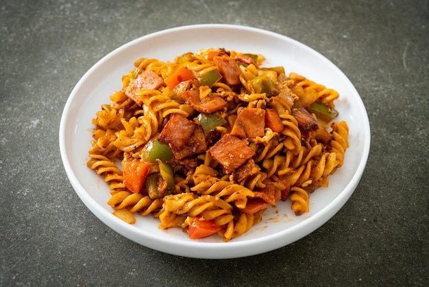 Fusilli-Nudeln mit Schinken und Tomatensauce