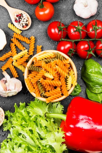 Fusilli Nudeln mit Spinat und Tomaten