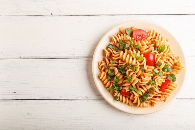 Fusilli Nudeln mit Tomatensauce, Kirschtomaten, Salat und Kräutern