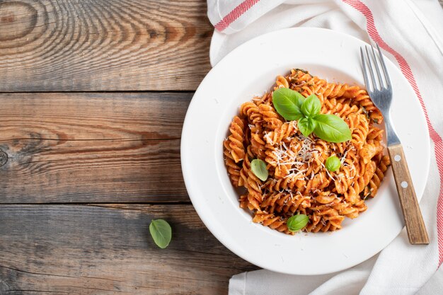 Fusilli Nudeln mit Tomatensauce.