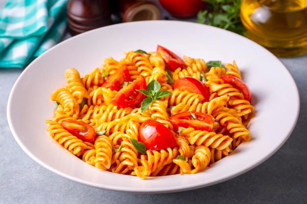 Fusilli-Nudeln Spirale oder Spirali-Nudeln mit Tomatensauce im italienischen Stil