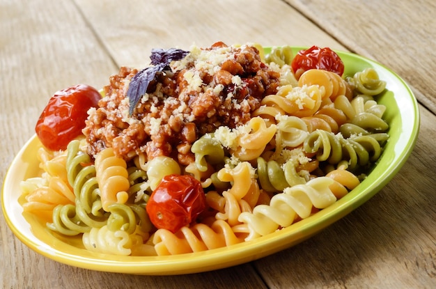 Fusilli de pasta con boloñesa