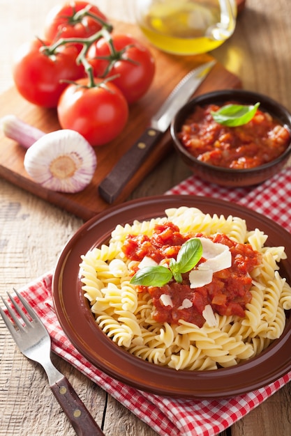 Fusilli de pasta clásica italiana con salsa de tomate y albahaca