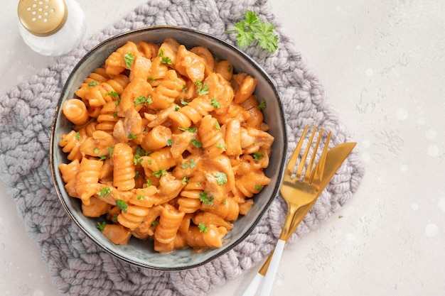 Foto fusilli-pasta mit huhn