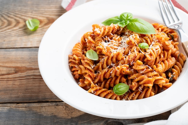 Fusilli pasta con salsa de tomate.