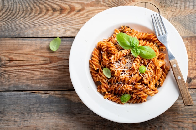 Fusilli pasta con salsa de tomate.