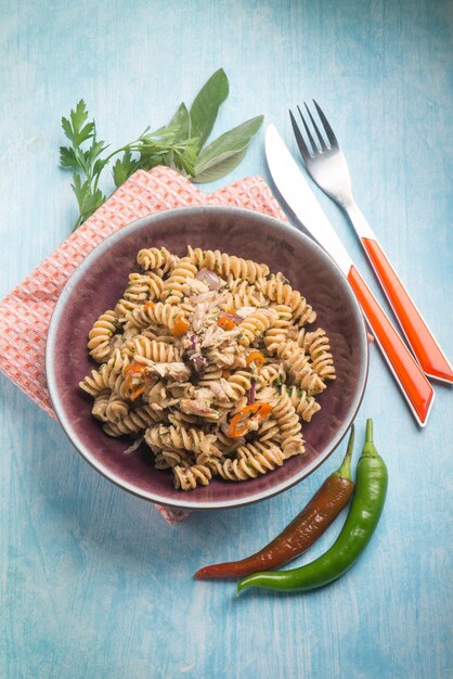 Fusilli con pescado y chile picante