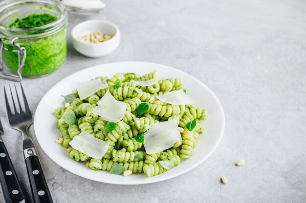 Fusilli-Pesto-Nudeln mit Pinienkernen, Basilikumblättern und Parmesankäse