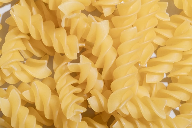 Fusilli Spiral Dry Raw Pasta Hintergrund. Italienischer Spiralmuster-Texturhintergrund der Fusilli-Nudeln. Traditionelles italienisches Essen