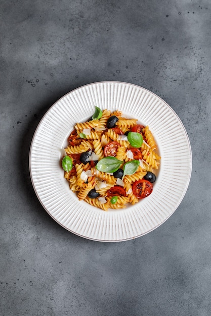 Fusilli con tomates cherry, albahaca y aceitunas