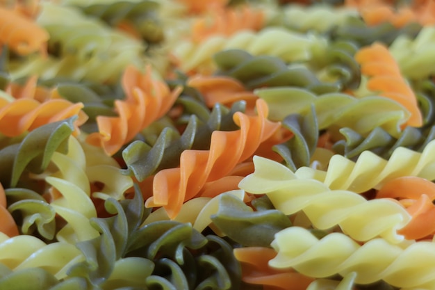 Fusilli tricolor não cozido