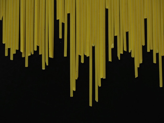 Fusilli und Spaghetti Nudeln auf schwarzem Hintergrund