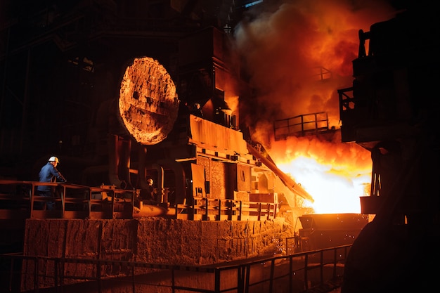 Foto fusión de metal en una planta siderúrgica. alta temperatura en el horno de fusión.