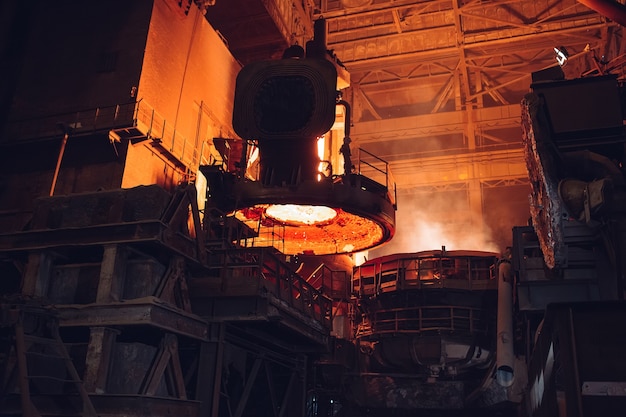 Fusión de metal en una planta siderúrgica. Alta temperatura en el horno de fusión.