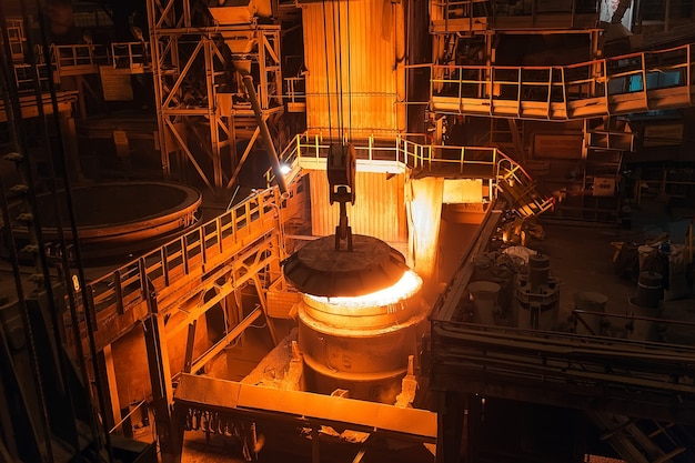 Fusión de metal en una planta siderúrgica. Alta temperatura en el horno de fusión.