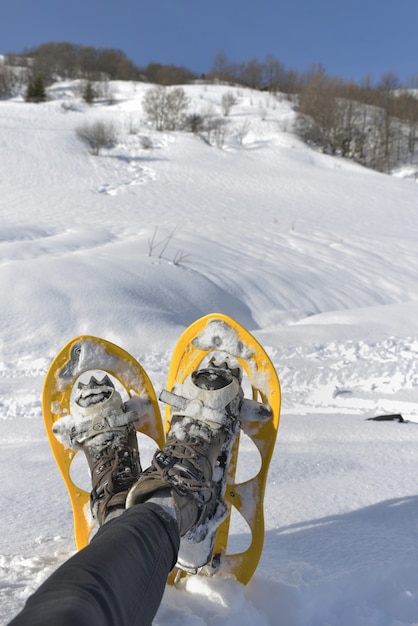 Fuß der frau mit schneeschuhen