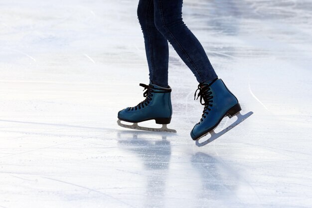 Fuß-Eisläufer auf der Eisbahn