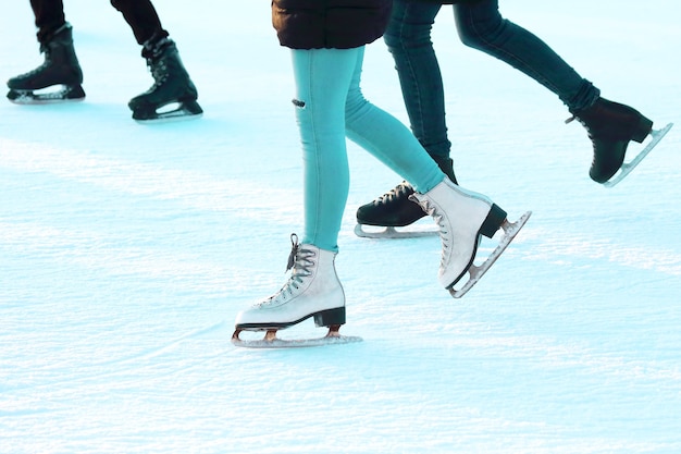 Fuß-Eislauf-Person auf der Eisbahn. Sport, Hobbys und Erholung aktiver Menschen
