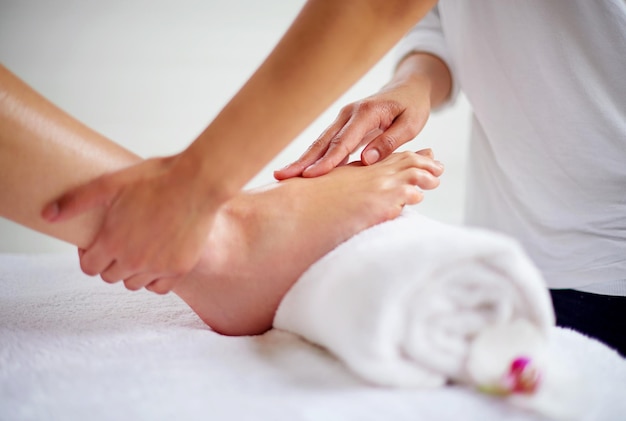 Fuß, Hände und Druckmassage mit Spa für die Behandlung Schönheit und Hautpflege im Luxus-Resort mit Wellness Pediküre Kosmetik und Menschen für Physiotherapie mit Heilung für Selbstpflege und Erleichterung