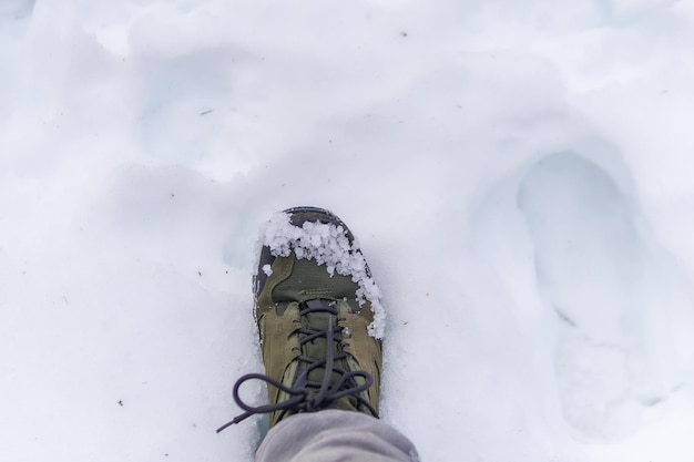 Fußabdruck eines Mannes im Schnee im Winter im Naturpark Artikutza Gipuzkoa