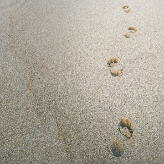 Fußabdrücke am Sandstrand