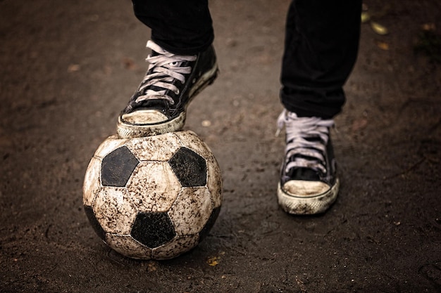 Fußball auf dem Boden an einem regnerischen Tag im Freien