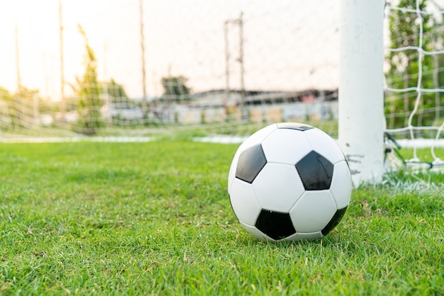 Fußball auf dem Fußballplatz