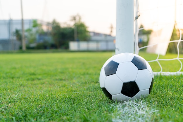 Fußball auf dem Fußballplatz