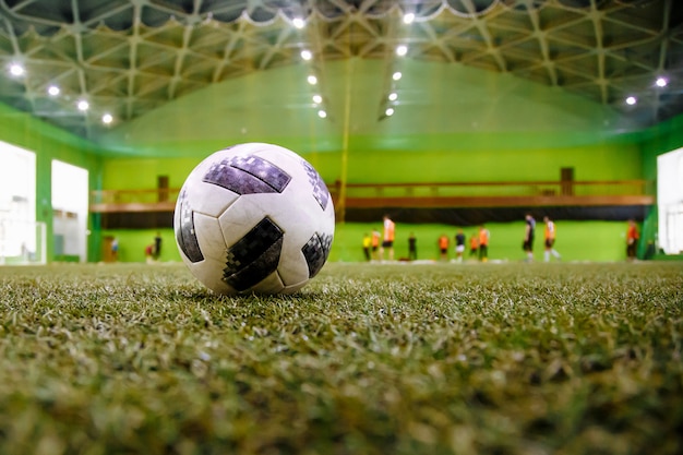 Fußball auf dem grünen Feld.