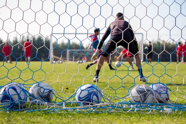 Fußball auf dem Spielfeld Hintergrundansicht des Netzteams mit Fußball auf Grasgrund