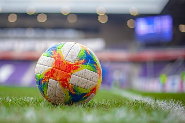 Foto fußball auf dem spielfeld vor dem endspiel zwei mannschaften