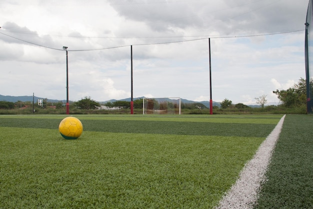 Fußball auf dem Spielfeld