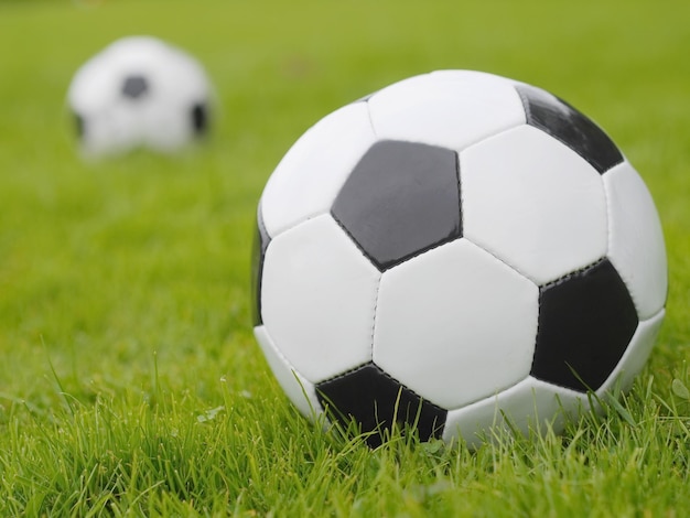 Fußball auf einem Rasenfeld