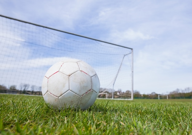 Fußball auf einer leeren Neigung vor Ziel