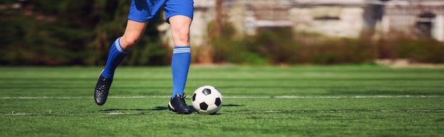 Fußball auf grünem Spielplatz. Fußballkonzept