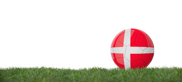 Fußball mit dänischer Flagge auf Graskopienraum mit weißem Hintergrund