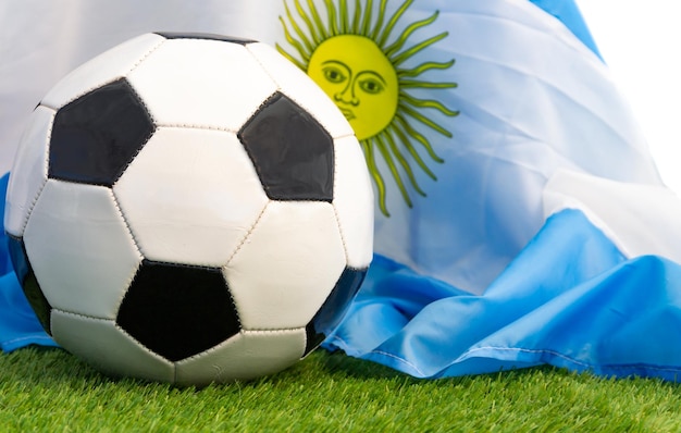 Fußball mit der argentinischen Flagge