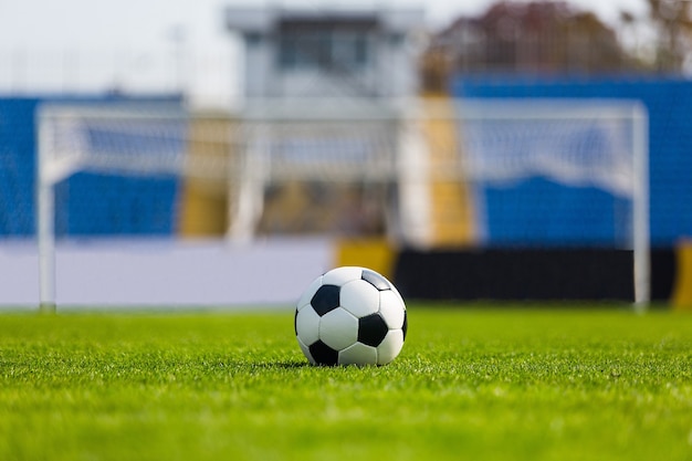 Fußball mit Torpfosten im Hintergrund