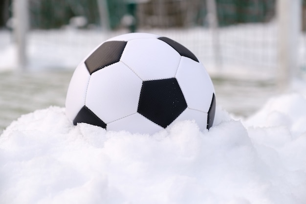 Fußball nahe Fußballtor im Winter