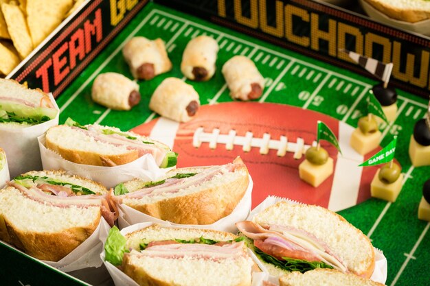 Fußball-Snack-Stadion gefüllt mit Sandwiches, Gemüse und Chips.