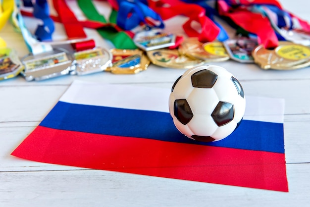 Fußball und russische Flaggenmedaillen verschwommen im Hintergrund