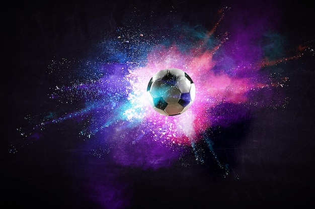 Fußballball auf buntem dunklem Hintergrund. gemischte Medien