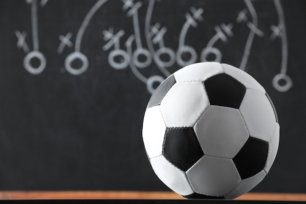 Fußballball gegen verschwommenes Spielschema Platz für Text