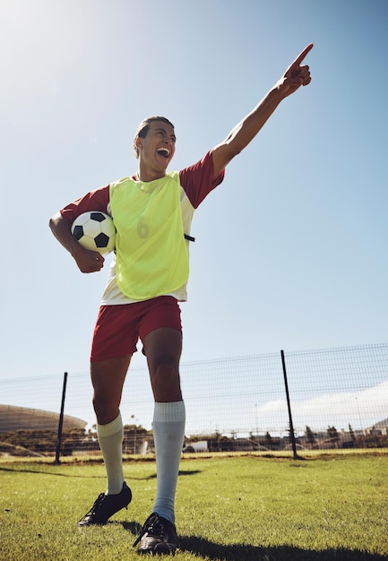 Fußballer und Torsieger feiern und auf dem Feld mit Ball und auf dem Feld gewinnen Fußballsieg oder Spieler machen am Spieltag Sportübungen oder trainieren für Fitness-Wellness oder trainieren für die Gesundheit