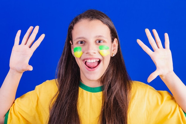 Fußballfan eines jungen Mädchens aus Brasilien Überrascht Nahaufnahmefoto