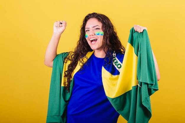 Fußballfanfrau brasilien-fan-weltmeisterschaft, die flagge hält und jubelt, feiert und feiert, tanzt