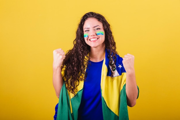 Fußballfanfrau brasilien-fan-weltmeisterschaft schloss die fäuste, die das jubeln für ein tor feiern