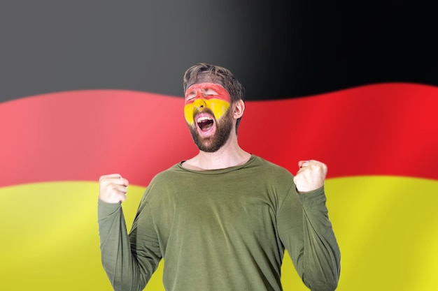 Fußballfans der deutschen Nationalmannschaft jubeln ihrer Mannschaft bei der Fußballweltmeisterschaft 2022 zu