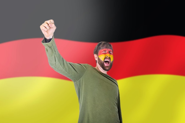 Foto fußballfans der deutschen nationalmannschaft jubeln ihrer mannschaft bei der fußballweltmeisterschaft 2022 zu